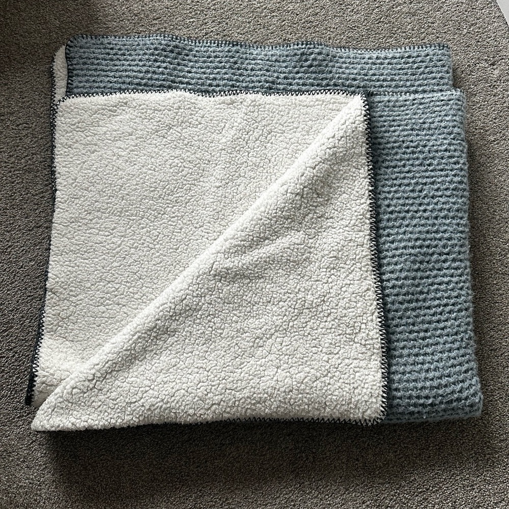 Pottery Barn Thermal Sherpa Back Knit Throw - Picture 2 of 4